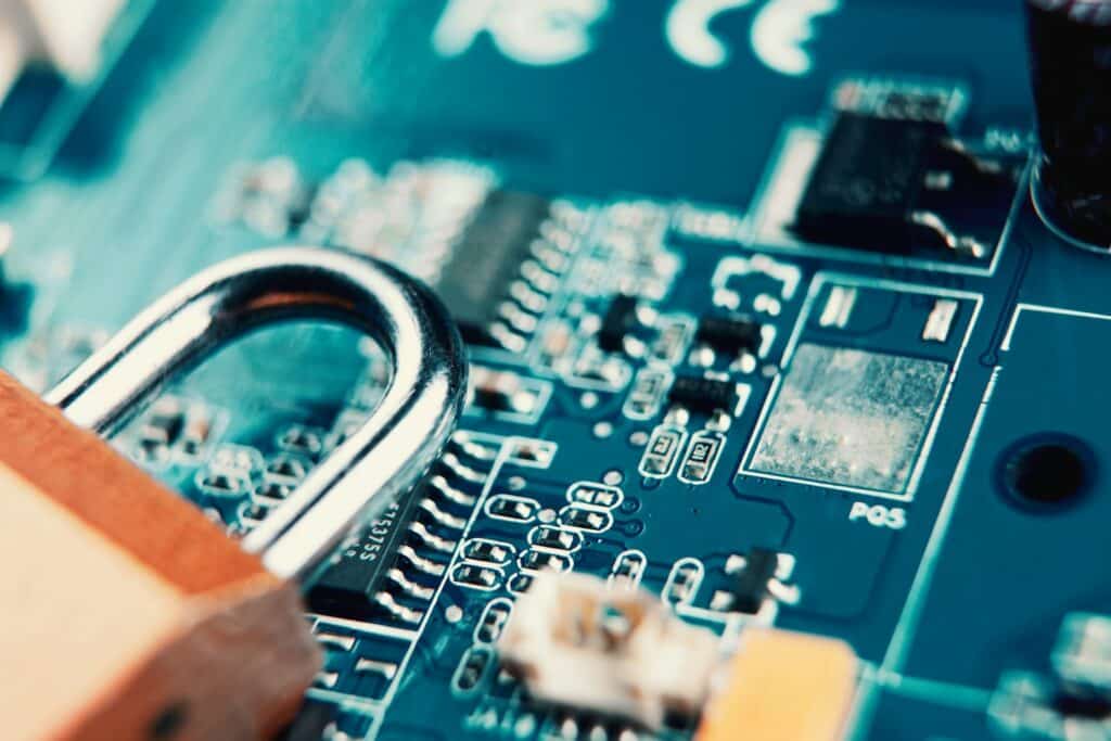 Messingschloss auf einer Leiterplatte als Symbol für Datensicherheit.